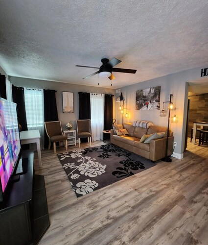Relaxing Cozy White House Near Northtown Mall