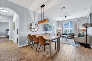 TV, video games, offices - Modern Vista Cay Condo Walk to Pool 3 Min to OCCC & Epic Park (Orlando)