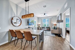 TV, video games, offices - Modern Vista Cay Condo Walk to Pool 3 Min to OCCC & Epic Park (Orlando)