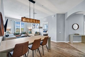 TV, video games, offices - Modern Vista Cay Condo Walk to Pool 3 Min to OCCC & Epic Park (Orlando)