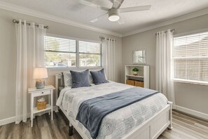 3 habitaciones, escritorio, tabla de planchar con plancha y internet