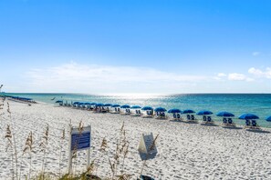 Beach nearby - Shoreline Towers 1094-seasonal beach service-pool (Destin)