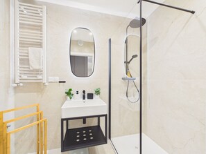 Shower, hair dryer, towels, soap - Sea & Forest Baltic Apartment by Solarento (Międzyzdroje)