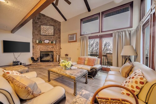 Spacious 5-bedroom townhome walking distance from Slope