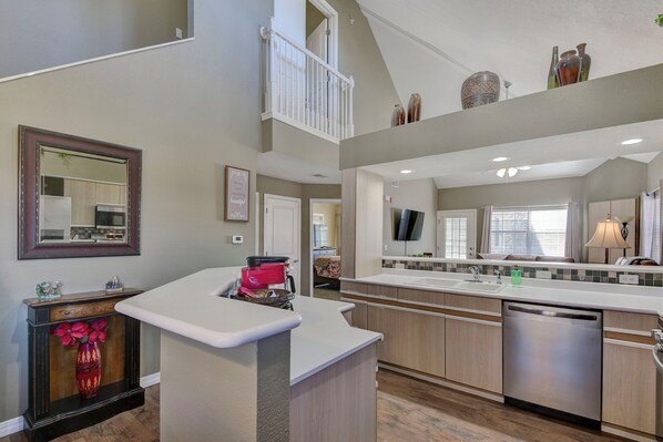 Interior - LUXURIOUS 3 BEDROOM CONDO/GORGEOUS VIEWS/HEART OF BRANSON/AFFORDABLE/SPACIOUS (Branson)