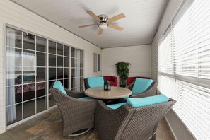 屋外ダイニングエリア