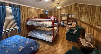 Cherry Creek Cabin Near Concan