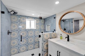 Shower, hair dryer, towels, soap - Manatee Cove #boatdock, #pool, #TikiHut #All Inclusive (Marathon)