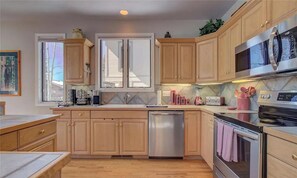 Private kitchen - Walk To Skiing, Quiet Neighborhood, Big House (Steamboat Springs)