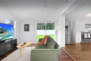 Living area - Cozy Escape 2-bedroom house in Zephyrhills-Close to many amenities (Zephyrhills)