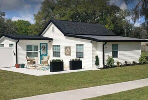 Exterior - Cozy Escape 2-bedroom house in Zephyrhills-Close to many amenities (Zephyrhills)