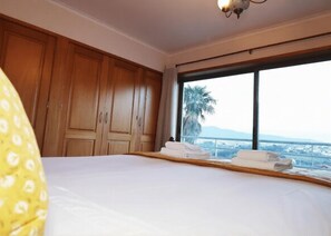 WiFi, bed sheets - Spacious Villa | 6 En-Suite & Pool (Braga)