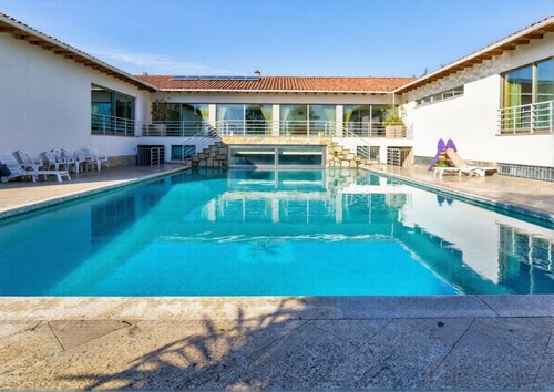 Spacious Villa | 6 En-Suite & Pool