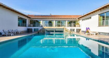 Spacious Villa | 6 En-Suite & Pool