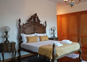 WiFi, bed sheets - Spacious Villa | 6 En-Suite & Pool (Braga)