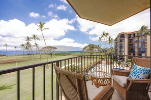 Property grounds - 🌅 Maui Magic! Panoramic Beachfront Stay! Ocean Views, Pool, Hot Tub, Sleeps 8🌊 (Kihei)