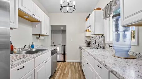 Microwave, oven, stovetop, dishwasher. Cozy bungalow in the center of town