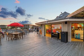 Outdoor dining - Top Floor Villa | Walk to Beach | Pool & Tennis (Hilton Head Island)