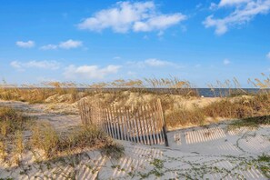 Beach nearby - Top Floor Villa | Walk to Beach | Pool & Tennis (Hilton Head Island)