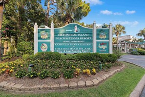 Schild für das Hilton Head Island Beach & Tennis Resort, mit Adresse und Hinweis auf das Kongresszentrum.
