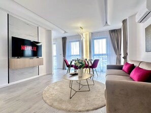 TV - Carol Park Penthouse by Sarmis Living (București)