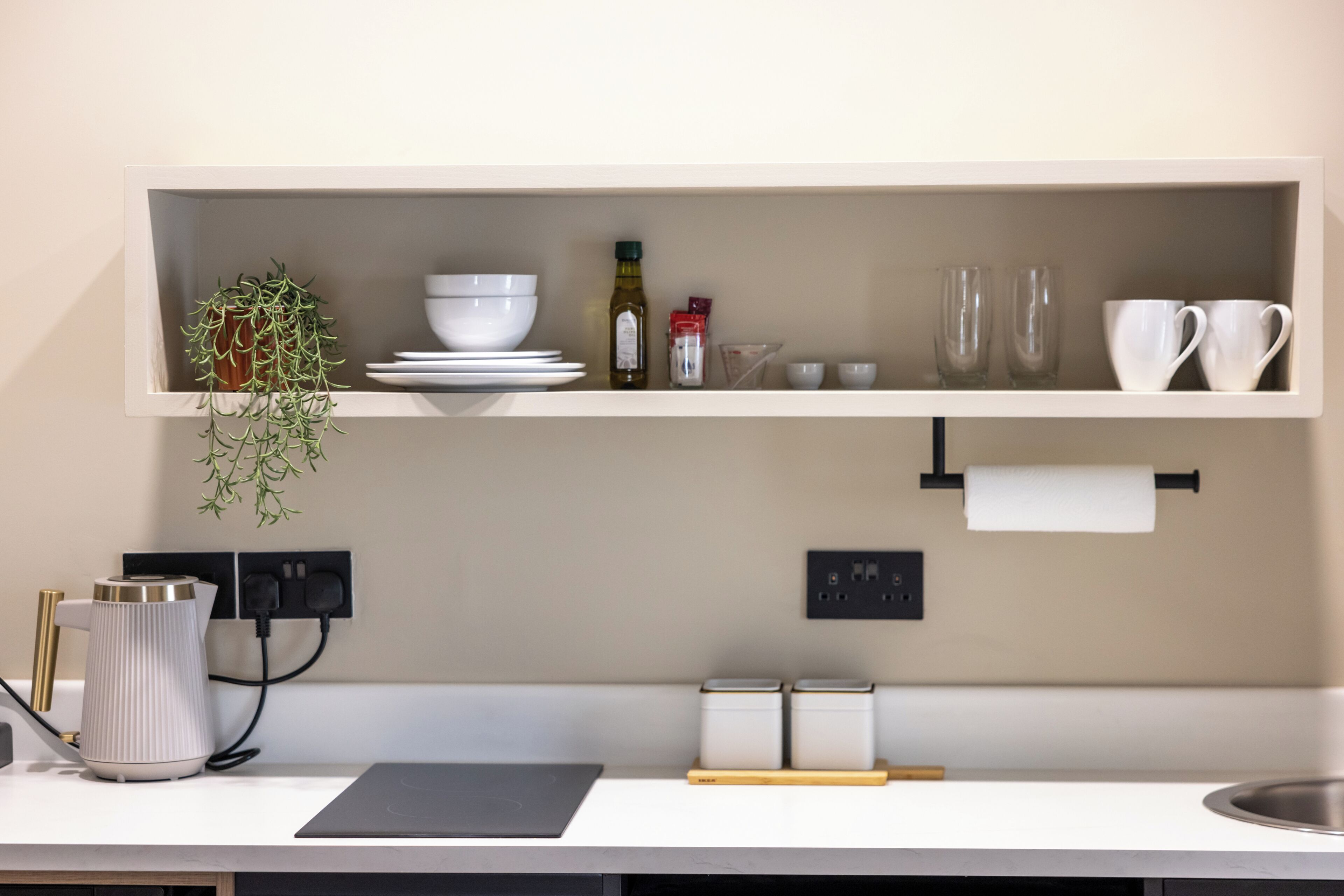 Kühlschrank, Mikrowelle, Herdplatte, Wasserkocher mit Kaffee-/Teezubehör