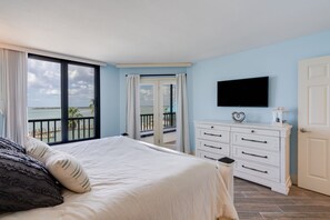 2 bedrooms, iron/ironing board, WiFi, bed sheets - Gorgeous Punta Rassa Condo 504 - River and Sunset views! (Fort Myers)