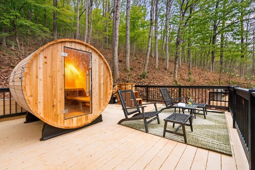 Ultimate 7BR Getaway. Sleep 20.Pickleball, Golf Sim, Arcade, Theatre, Sauna, Spa