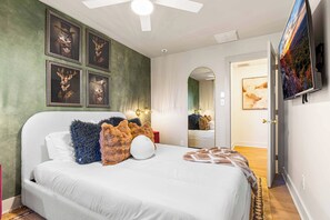 7 Schlafzimmer, Schreibtisch, Bügeleisen/Bügelbrett, Reisekinderbett