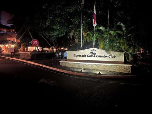 Coronado Luxury Club & Suites
with golf for 2