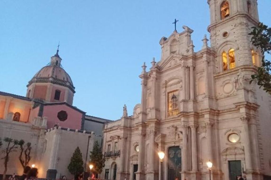 Un edificio histórico con una destacada torre de campanas y una cúpula.
