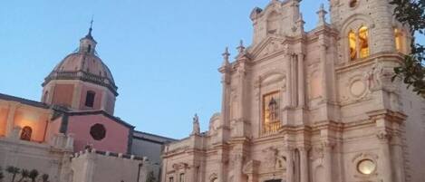 Un edificio histórico con una destacada torre de campanas y una cúpula.