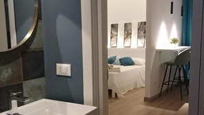 Moderni kylpyhuone, jossa on suuri pesuallas ja peili.