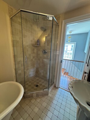 Dusche, Haartrockner, Handtücher, Seife