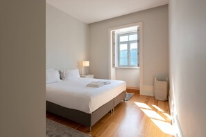 1 bedroom, iron/ironing board, Internet, bed sheets - 203 - Douro Harbor with Balcony (Porto)