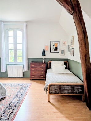 3 bedrooms, iron/ironing board, WiFi, bed sheets - Gite de la Tour, charme, nature à 15 minutes du Futuroscope. (Naintré)