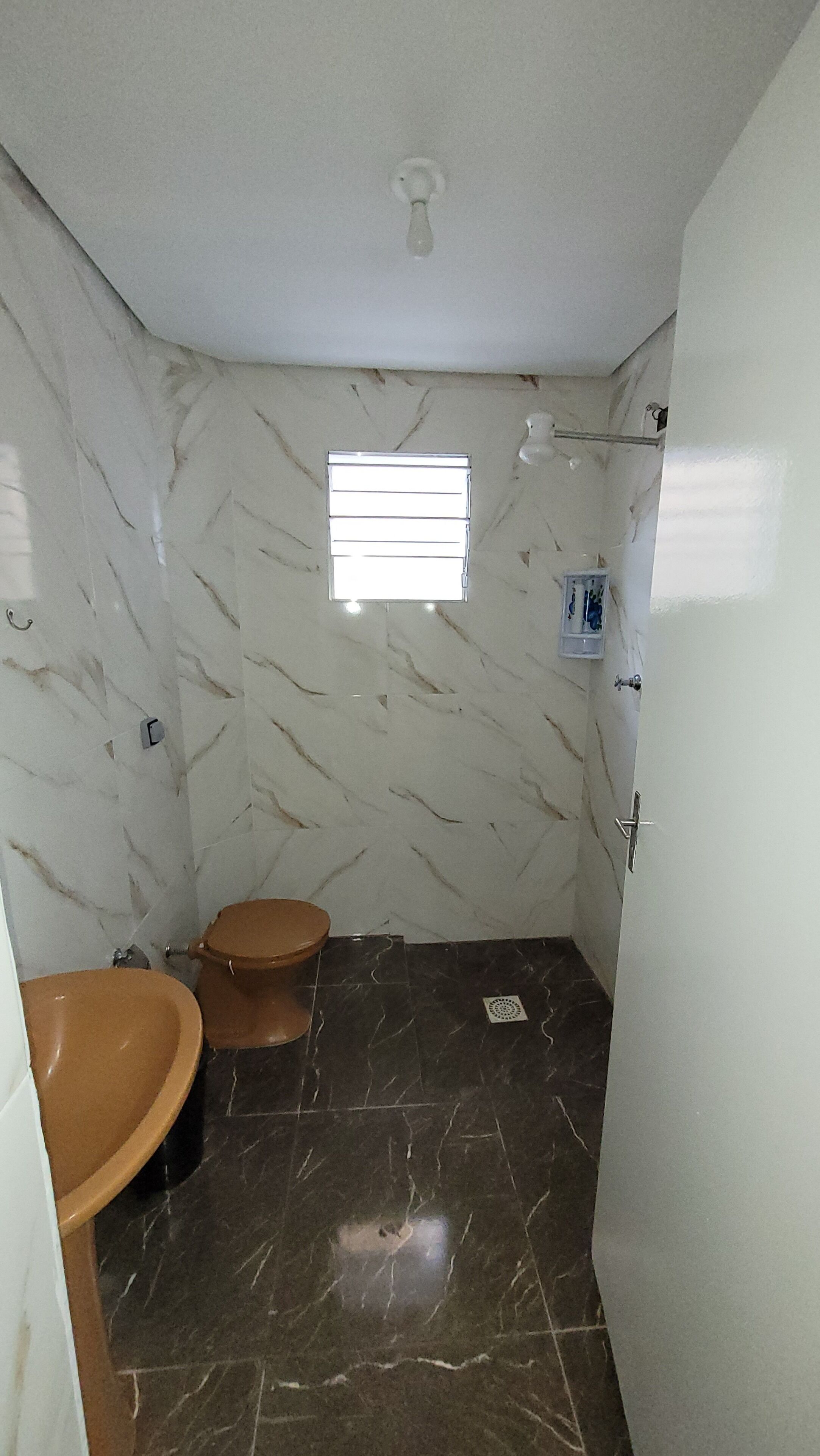 Doccia, asciugamani, sapone, carta igienica