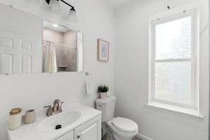 Bathroom - Spacious 4BR Home Near Temple University Smart TV & Easy Center City Access (Philadelphia)