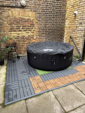 Outdoor spa tub - Agar Villa 2BR Home with Garden & Hot Tub (London)