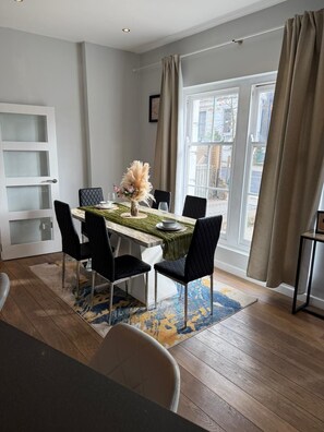 Dining - Agar Villa 2BR Home with Garden & Hot Tub (London)