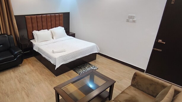 Deluxe Tek Büyük Yataklı Oda, 1 Çift Kişilik Yatak | Odada kasa, masa, dizüstü bilgisayar çalışma alanı, ses yalıtımı 