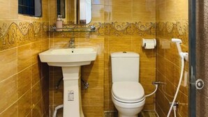 Deluxe Tek Büyük Yataklı Oda, 1 Çift Kişilik Yatak | Banyo | Ücretsiz banyo/kozmetik ürünleri, havlu, sabun, şampuan 