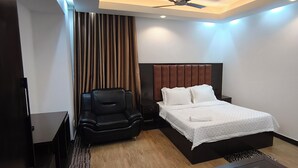 Deluxe Tek Büyük Yataklı Oda, 1 Çift Kişilik Yatak | Odada kasa, masa, dizüstü bilgisayar çalışma alanı, ses yalıtımı 