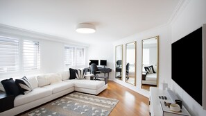 Smart TV, books - Eastside Calm, Bellevue Hill (Bellevue Hill)