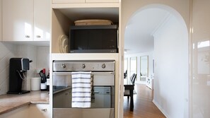 Fridge, microwave, oven, stovetop - Eastside Calm, Bellevue Hill (Bellevue Hill)