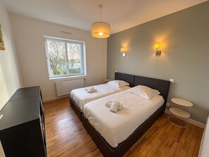 3 bedrooms, travel cot, WiFi, bed sheets - Ty Castel - Family home near the sea (Saint-Pabu)