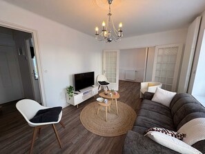 TV, fireplace - Ty Castel - Family home near the sea (Saint-Pabu)