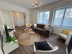 TV, fireplace - Ty Castel - Family home near the sea (Saint-Pabu)
