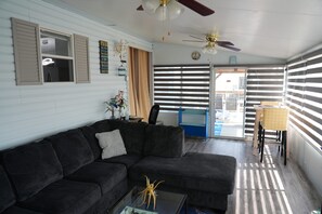 Living area - Newly Renovated Lakeview Cottage on Lake Erie in Sherkston Shores by Elco Beach (Port Colborne)