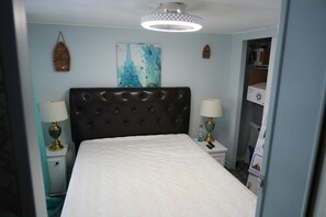 Room - Newly Renovated Lakeview Cottage on Lake Erie in Sherkston Shores by Elco Beach (Port Colborne)